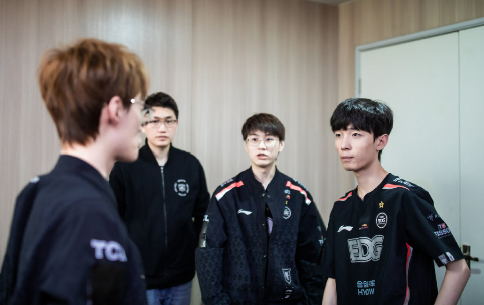 EDG横扫CLG，Ruler团战一打五激烈交锋四强赛，点燃全场激情