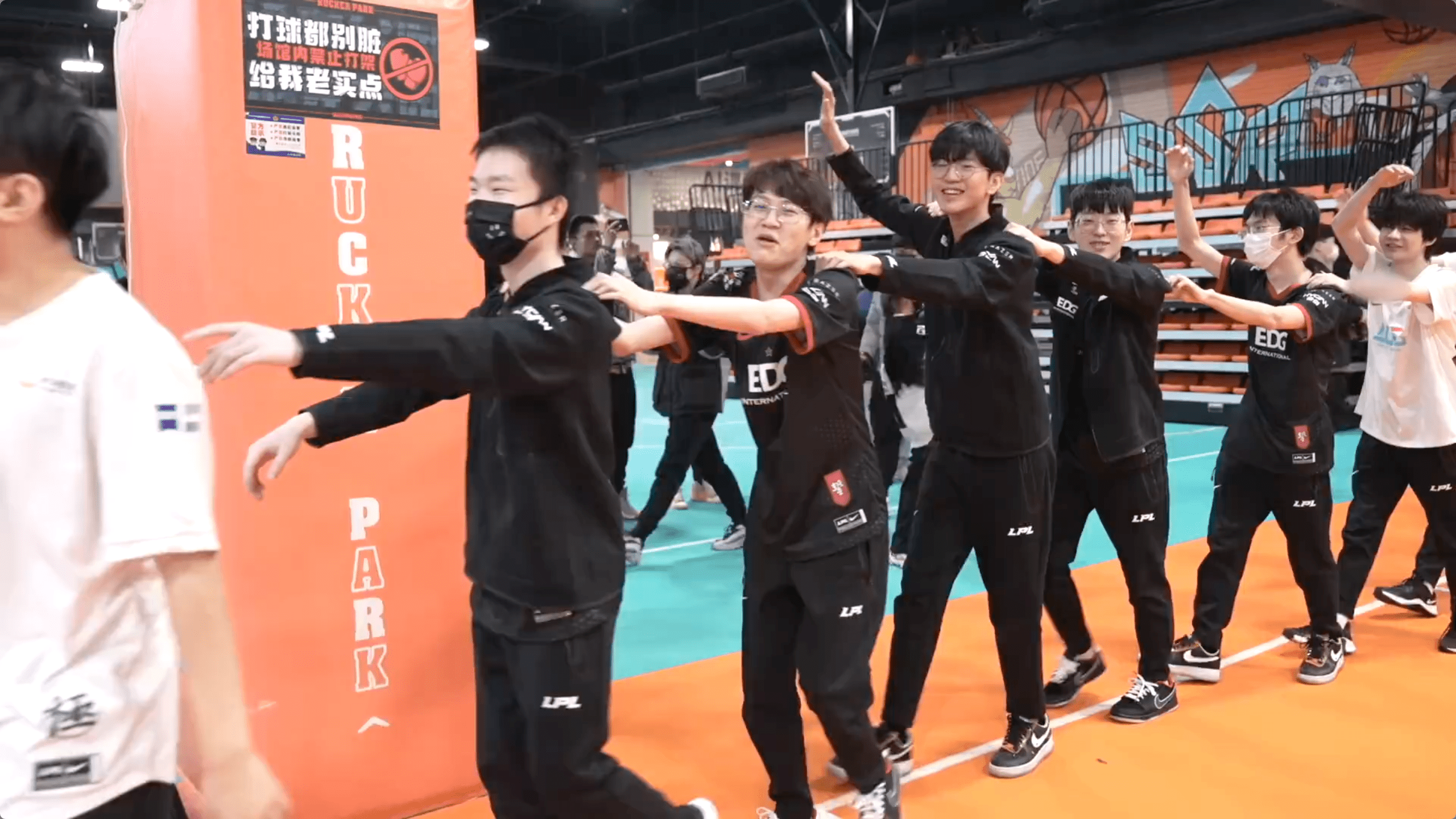 包含LGD险胜V5，Lehends极限生还后反打峡谷大战小组赛，让粉丝疯狂欢呼的词条