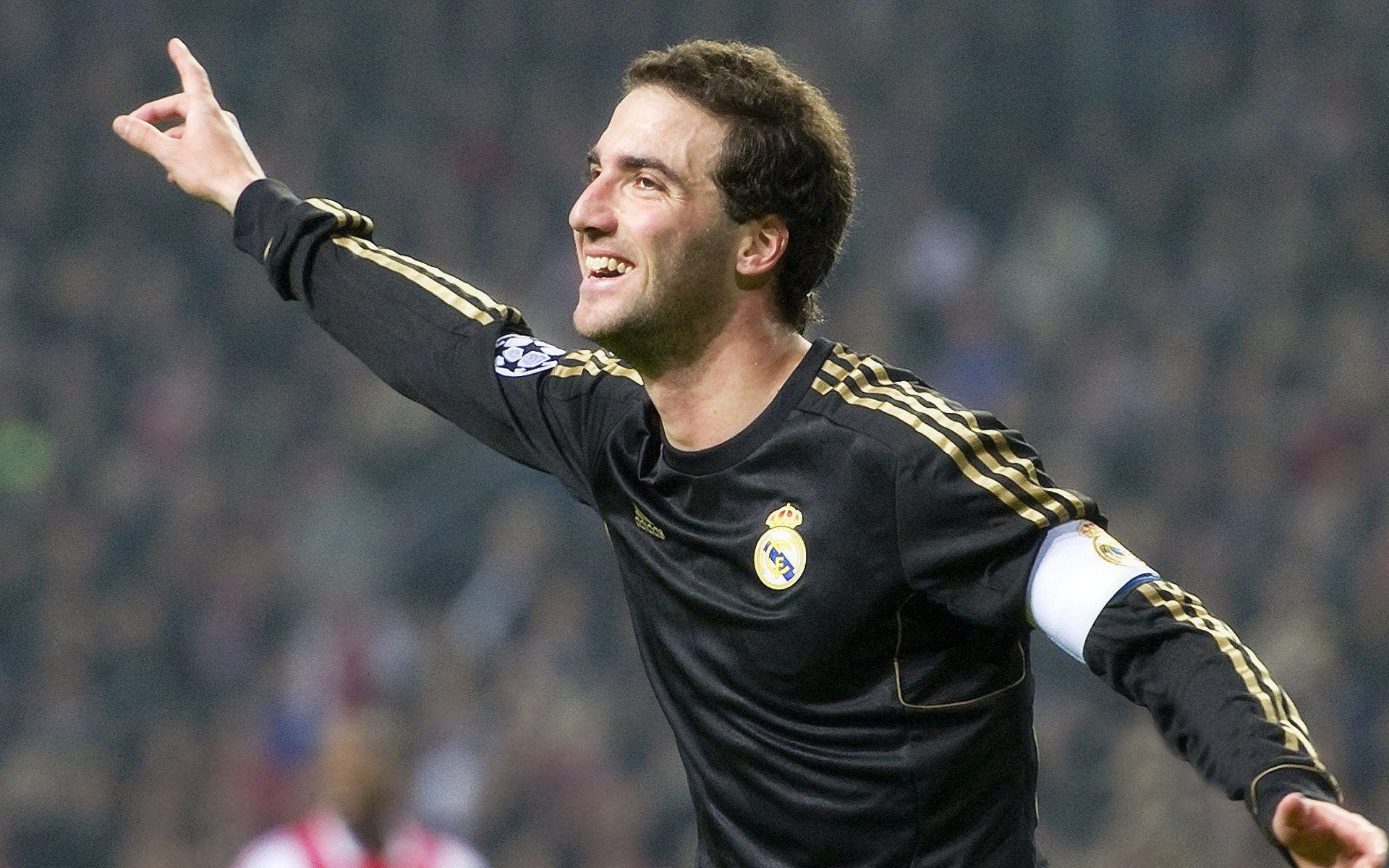 开云平台-草根逆袭之夜，当F1的聚光灯，最终照亮那个沉默的影子