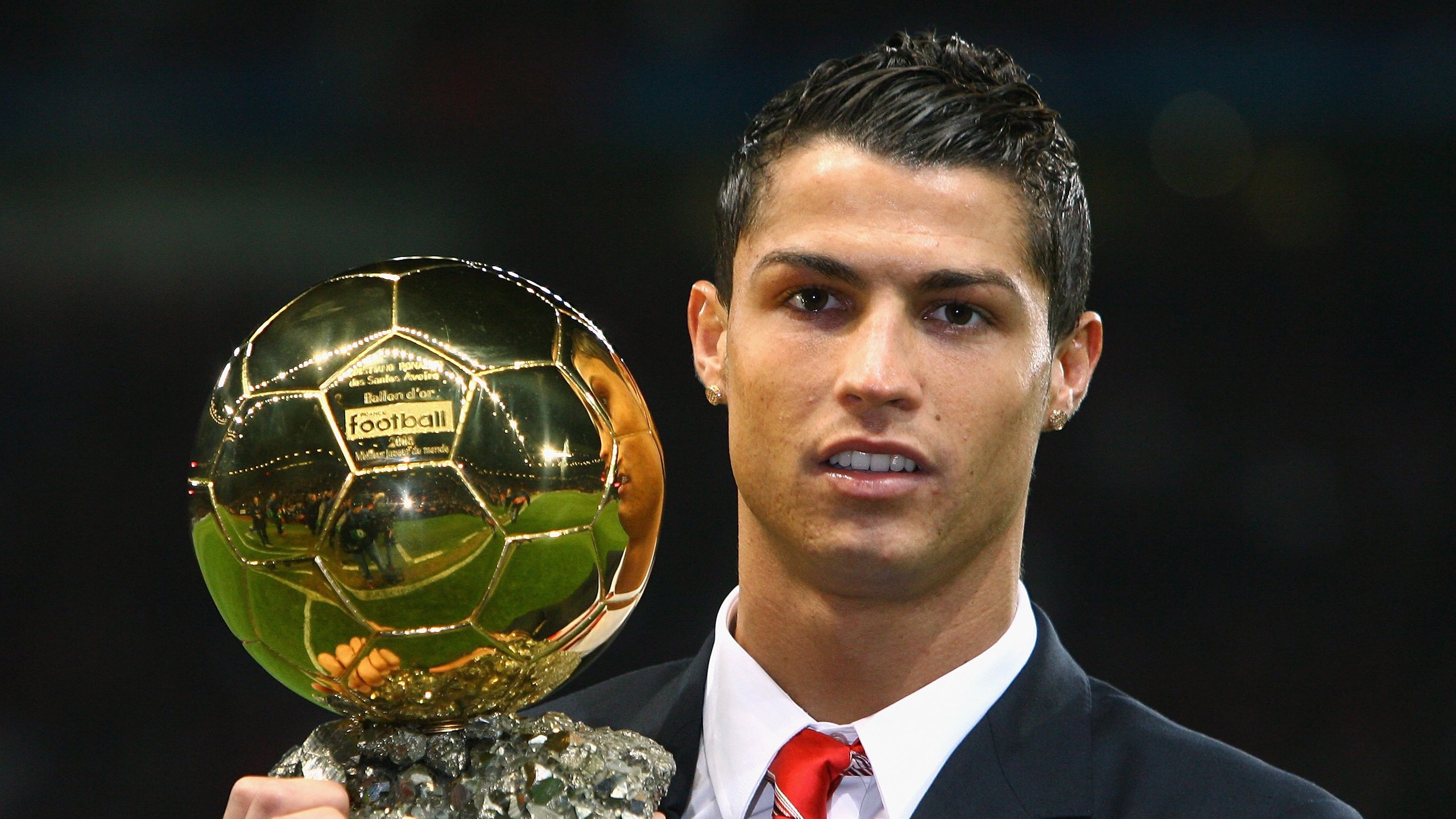 阿根廷防守锁死中国，维尼修斯在世界排名争夺战中接管比赛，足球之夜的双重震撼